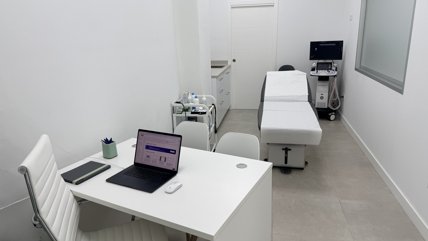 Sala de consulta con ecógrafo AC Fisioterapia Avanzada