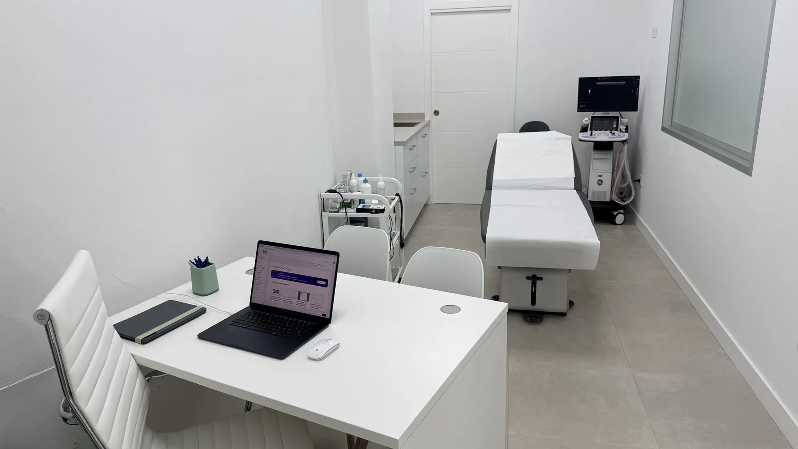 Sala de consulta con ecógrafo AC Fisioterapia Avanzada