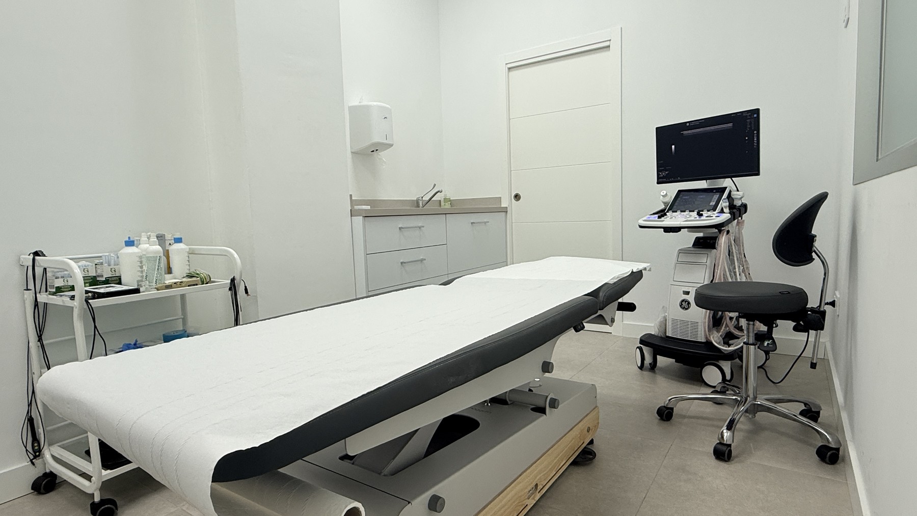Sala de tratamiento con camilla y ecógrafo AC Fisioterapia Avanzada