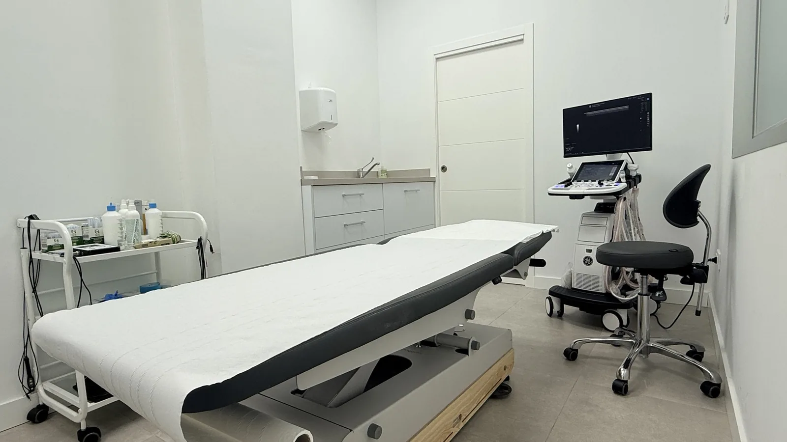 Sala de tratamiento con camilla y ecógrafo AC Fisioterapia Avanzada